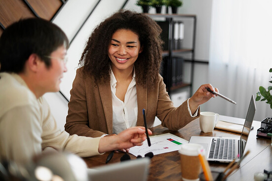 Reunião entre consultor e cliente