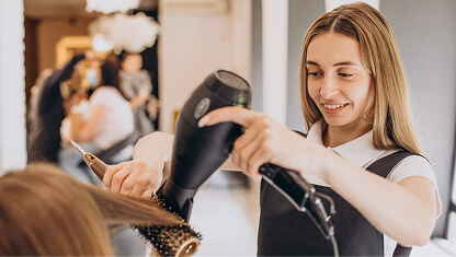 Profissional de beleza e estética atendendo cliente